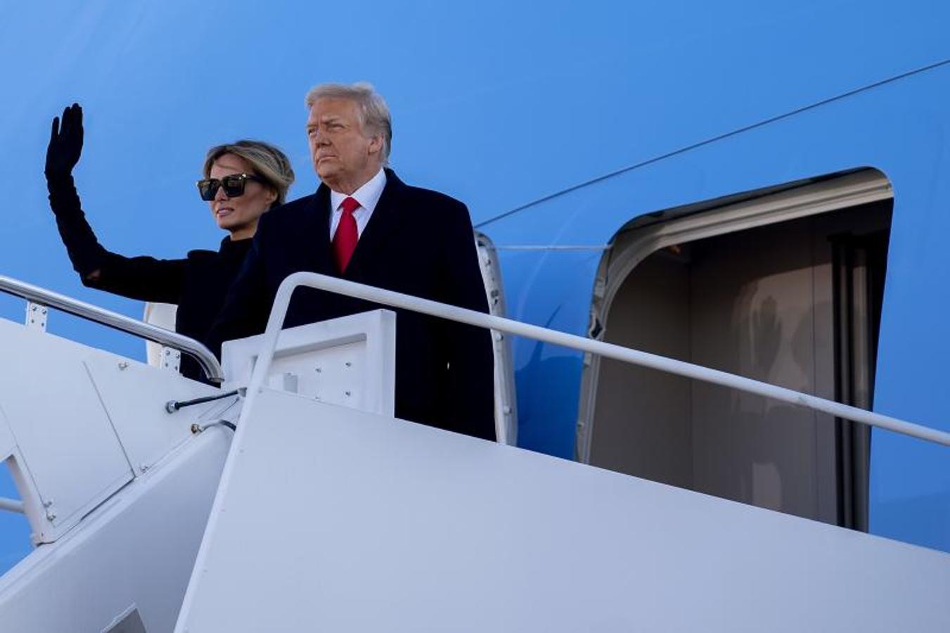 Melania y Donald Trump se despiden a las puertas del Air Force One antes de abandonar Washington.