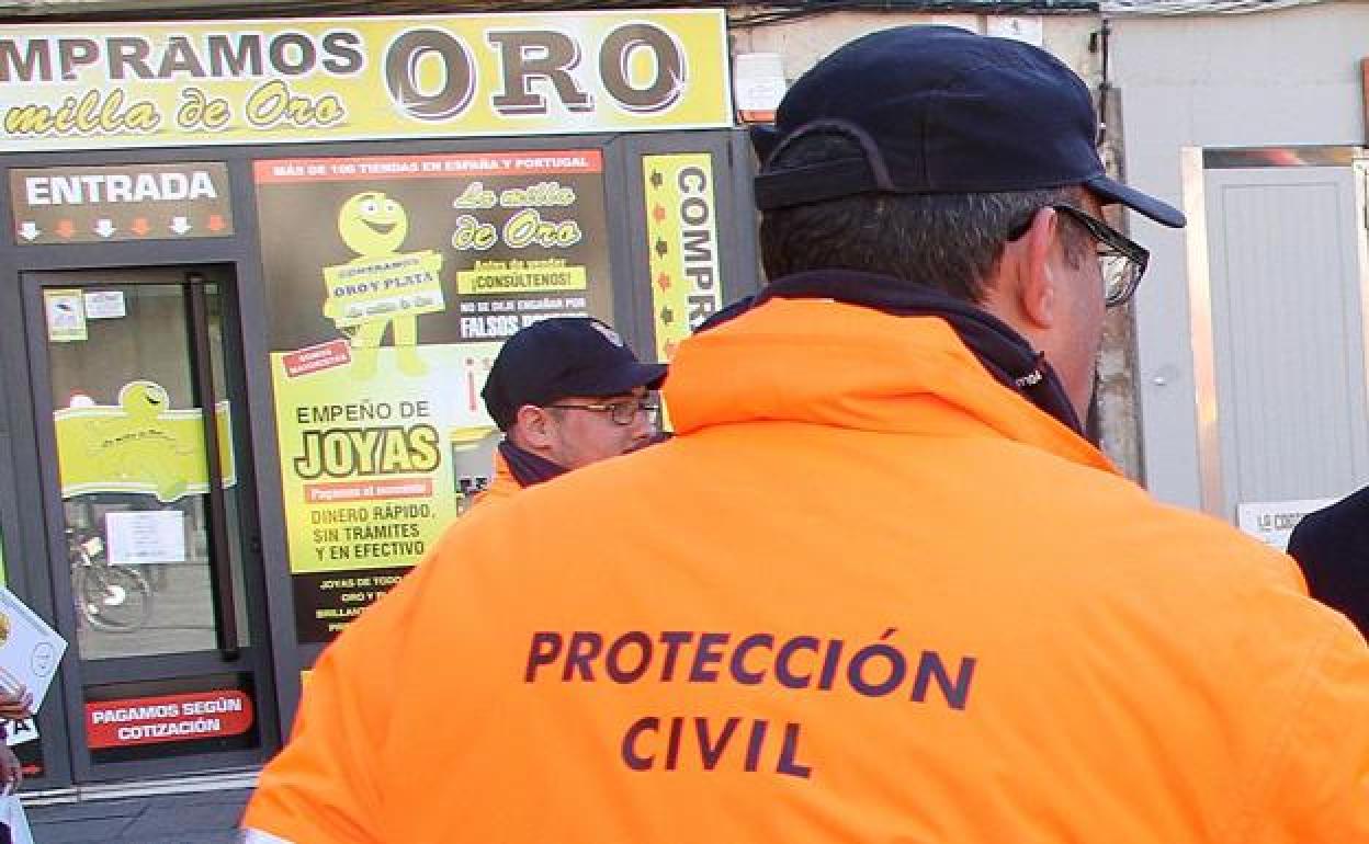 Un voluntario de Protección Civil.