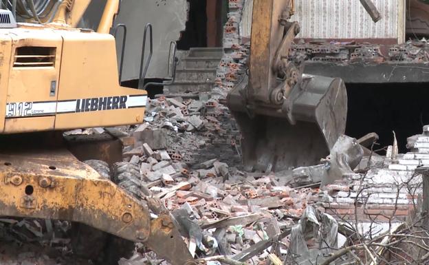 Galería. Una máquina retirando escombro de la zona.