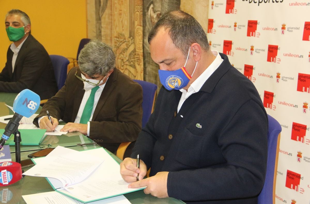 Fotos: Firma del acuerdo marco entre la ULE y el Olímpico