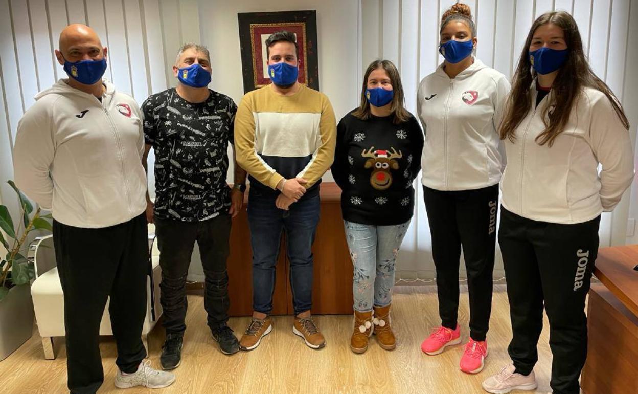 Representantes de la plantilla posan en el Ayuntamiento de Villadangos. 