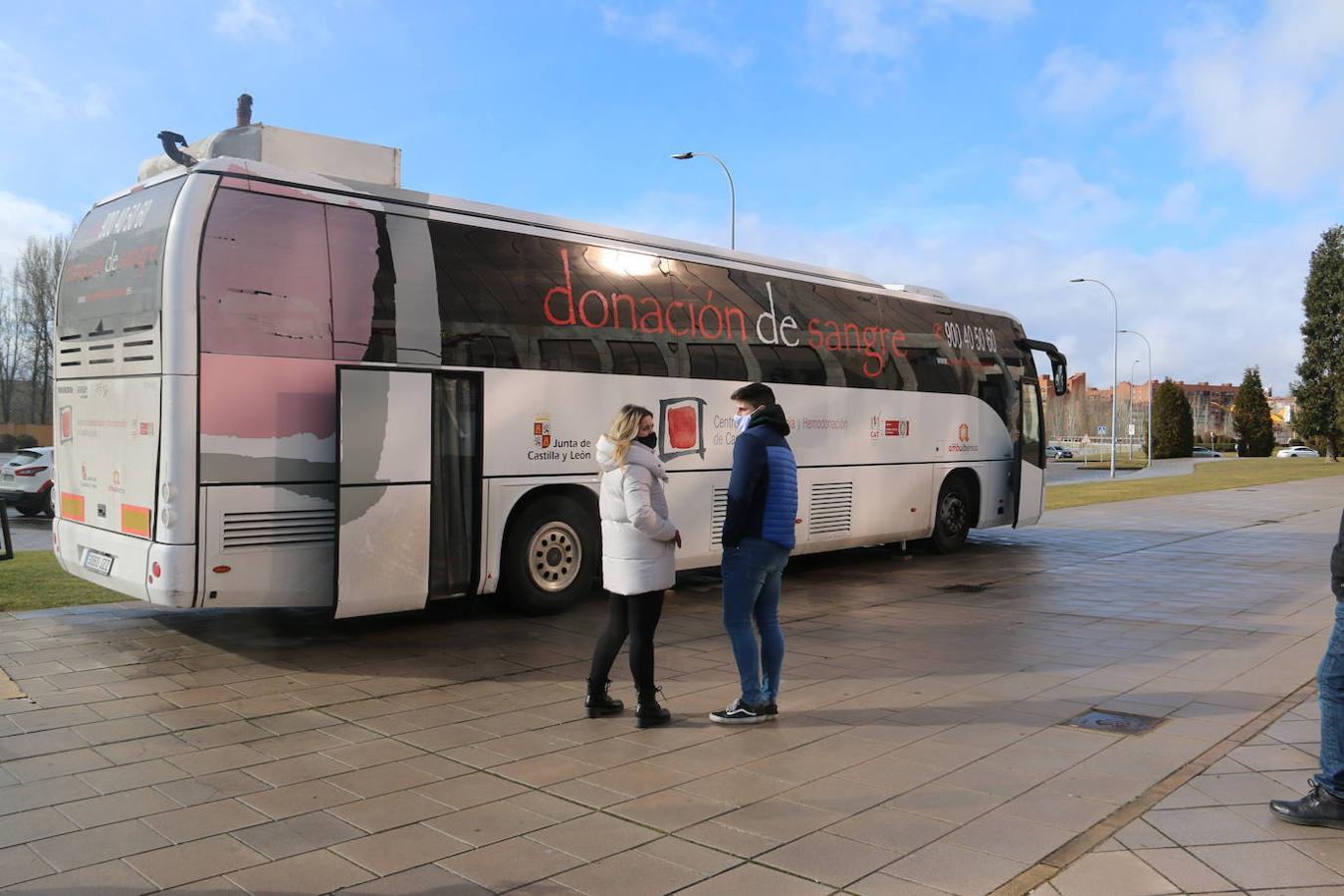 Martín Manciñedo y Juan Martínez Majo en el autobús de donantes de sangre.