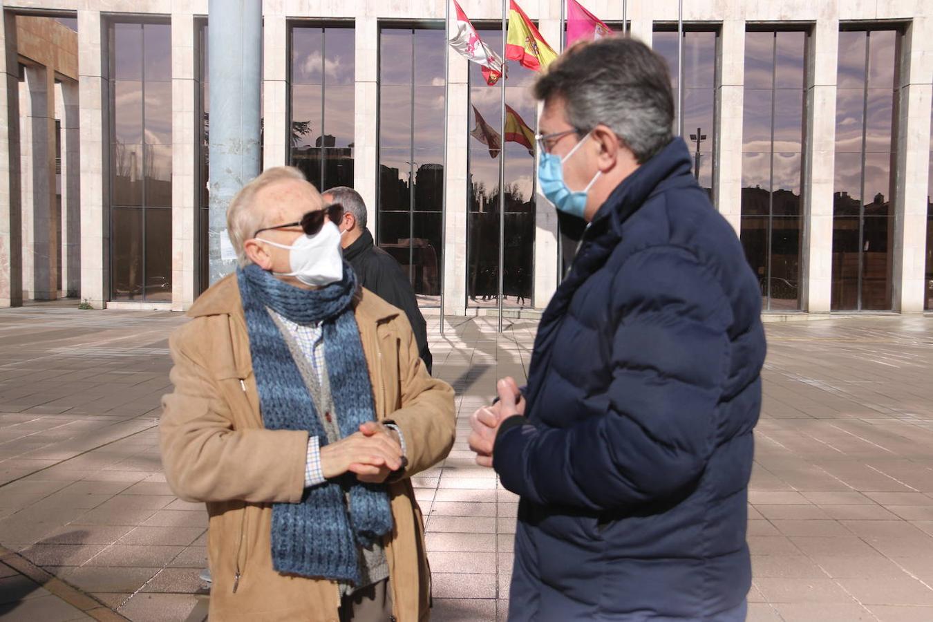 Martín Manciñedo y Juan Martínez Majo en el autobús de donantes de sangre.