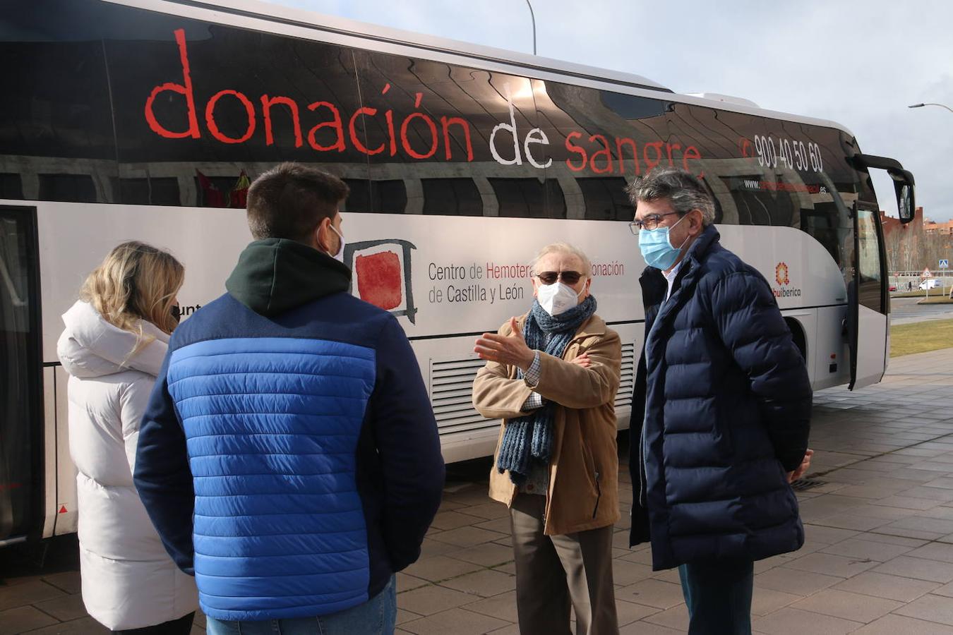 Martín Manciñedo y Juan Martínez Majo en el autobús de donantes de sangre.