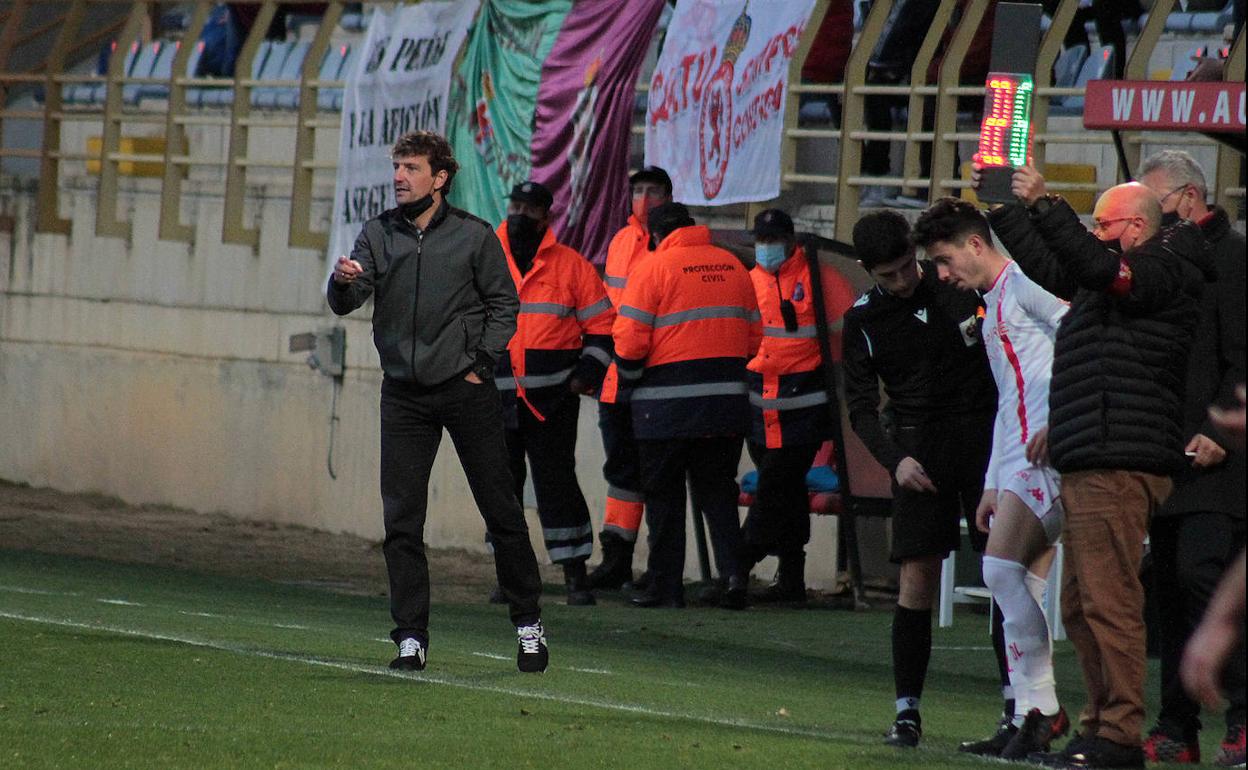 Íñigo Idiakez, entrenador de la Cultural, durante un partido de esta temporada.