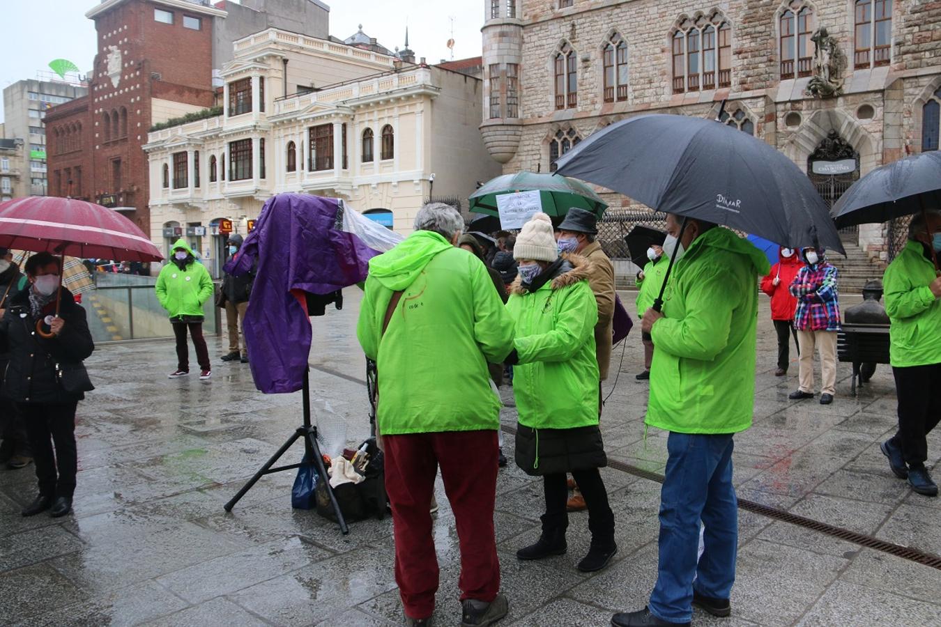 Concentración de los pensionistas frente a Botines contra el Pacto de Toledo.