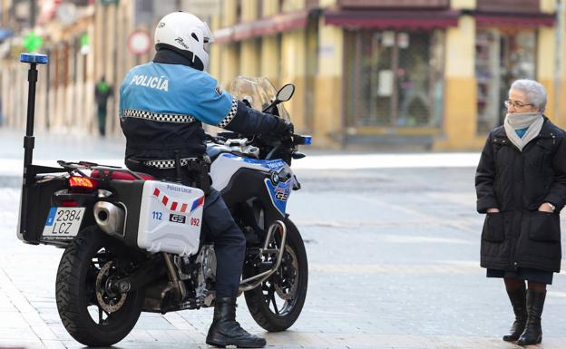 La Policía Local sanciona a 13 personas por no usar mascarilla en un locutorio y localiza dos bolsas de sustancias estupefacientes