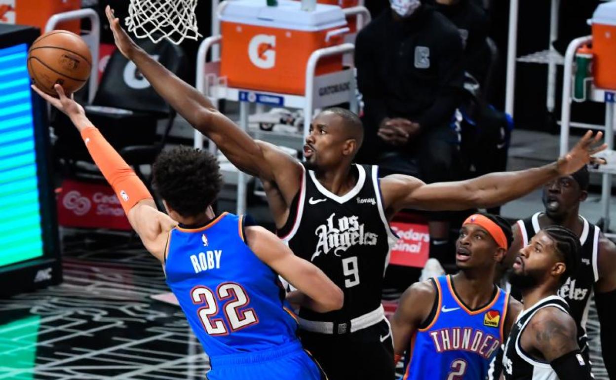 Serge Ibaka defiende una canasta de los Thunder.