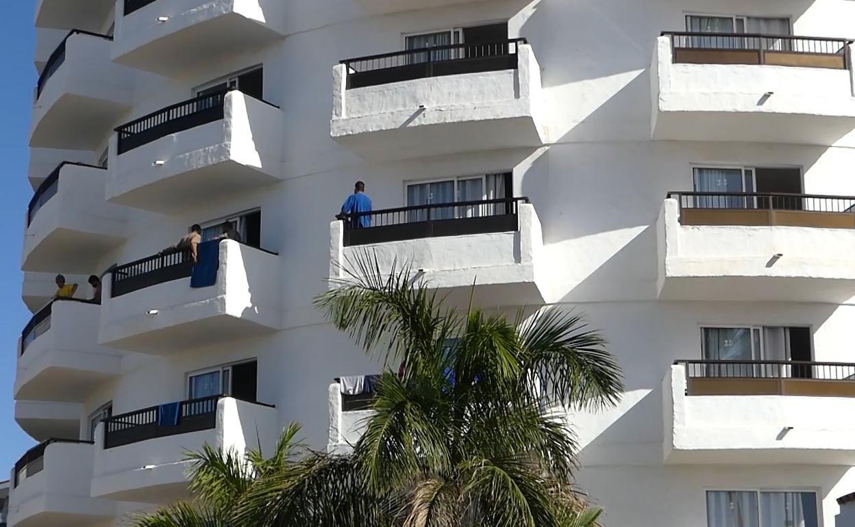 El hotel Waikiki de Gran Canaria acoge a migrantes del muelle de Arguineguín. 