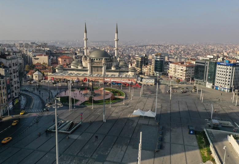 Imágenes de drones revelan la plaza Taksim durante un toque de queda de dos días en Estambul, Turquía.