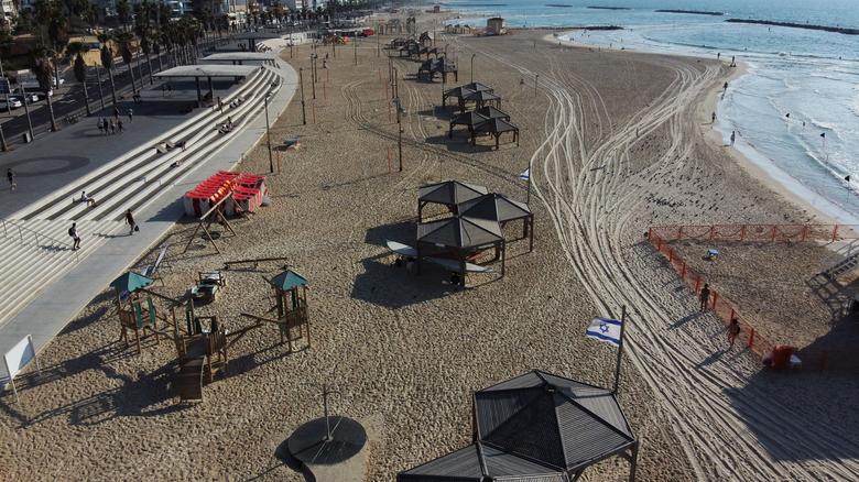 Una imagen de un dron muestra la playa de Tel Aviv después de que Israel impusiera un segundo bloqueo nacional por coronavirus en Tel Aviv, Israel.