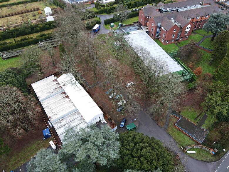 Un depósito de cadáveres temporal en los terrenos de un antiguo hospital de rehabilitación de la RAF en Headley Court en Epsom, Gran Bretaña.