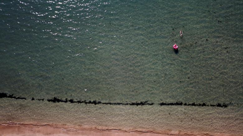 nadadores en la playa durante un encierro en la provincia de Trat, isla de Koh Chang, Tailandia.