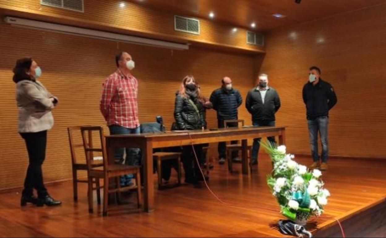 La madre de Sheila Barrero, Julia Fernández, en el centro, junto a parte de la Corporación de Degaña, en el acto institucional en el Ayuntamiento. 