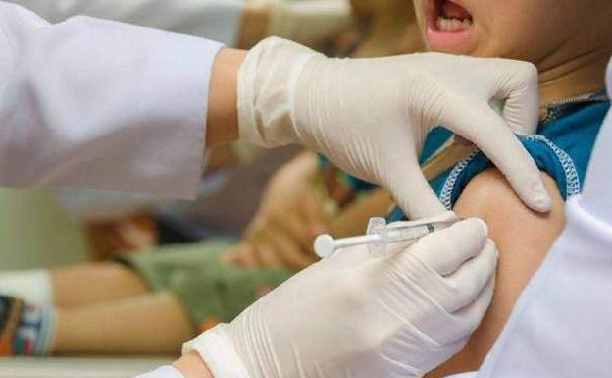 Un pediatra trata a un niño.