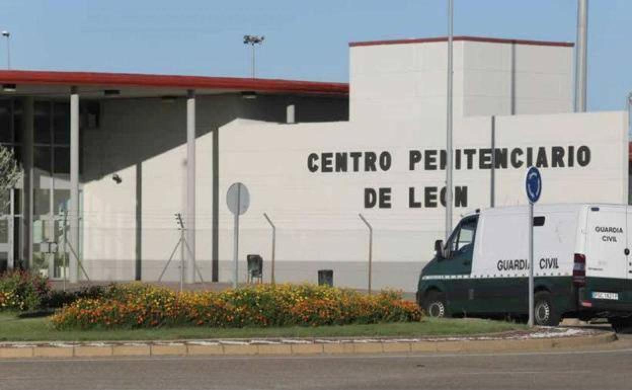 Acceso al Centro Penitencial de Mansilla de las Mulas.