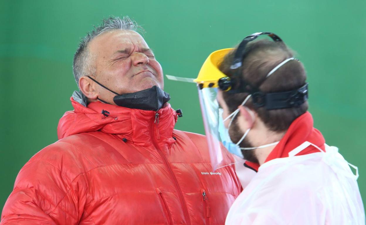 Un vecino de Villablino se somete al cribado este miércoles en la capital lacianiega. 