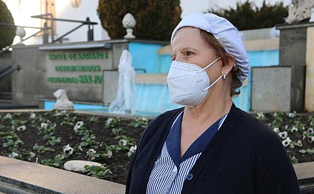 María Ángeles, cocinera de la residencia San José de León, estrena inmunidad frente a la covid-19 tras superar los 28 días del primer pinchazo.