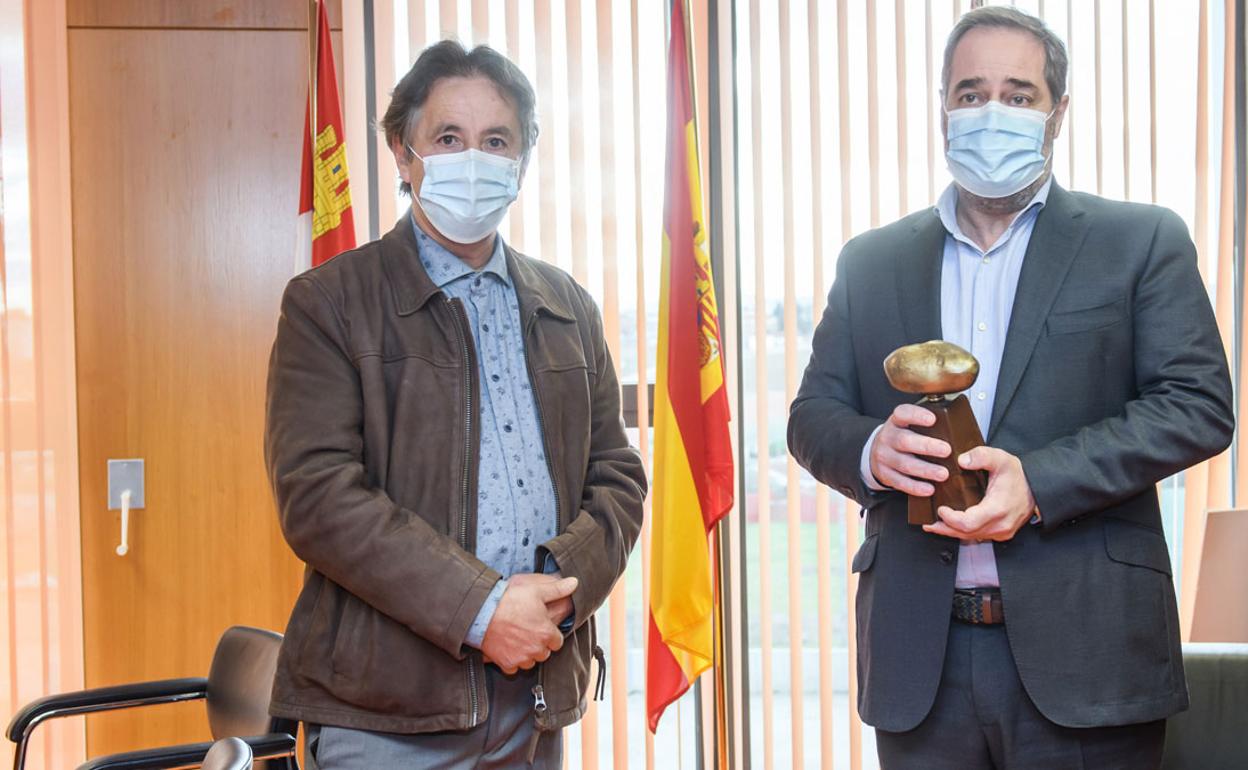 Santiago Jorge Santos, (a la izquierda de la imagen) durante la entrega de la 'Patata de Bronce' al Hospital de León por su labor durante la pandemia. 