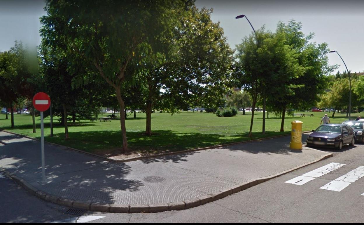 Zona ajardinada del paseo de Quintanilla donde fueron sorprendidos los denunciados.