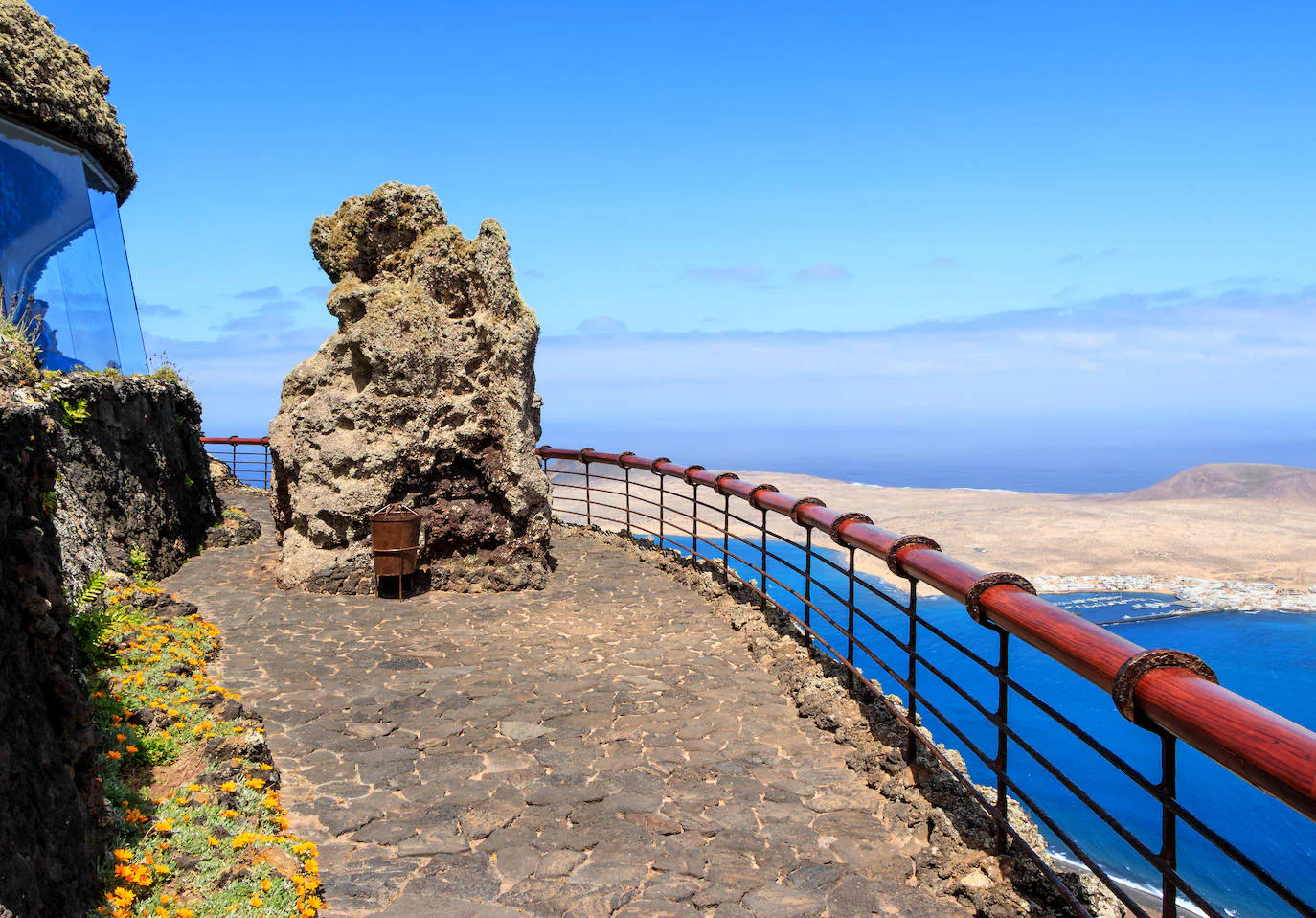 1.- Mirador del Río (Lanzarote) | Una de las visitas imprescindibles en Lanzarote es el conocido como Mirador del Río, en el norte de la isla. El espacio fue diseñado por el arquitecto César Manrique y se alza a los pies del archipiélago de Chinijo, con la isla de La Graciosa como principal protagonista rodeada por el Atlántico.