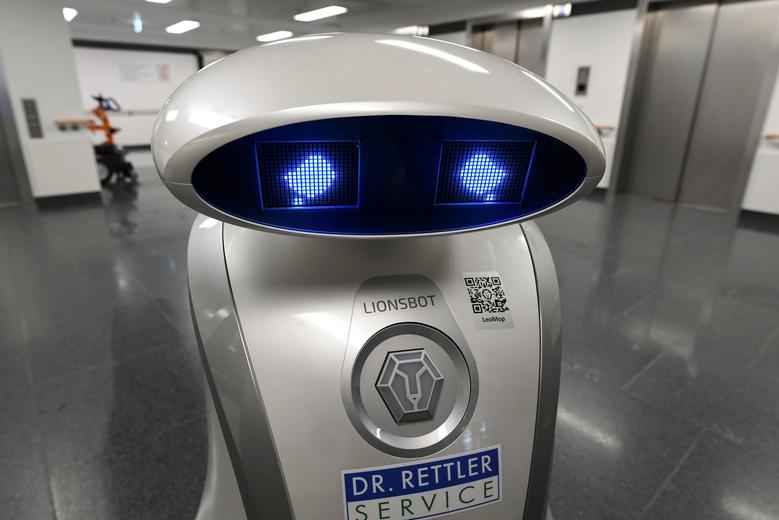 El Robot Franziska llora porque alguien se interpone en su camino mientras limpia el piso como reemplazo del personal de limpieza desaparecido debido a la pandemia de coronavirus durante una fase de prueba de tres semanas en el hospital Neuperlach en Múnich, Alemania