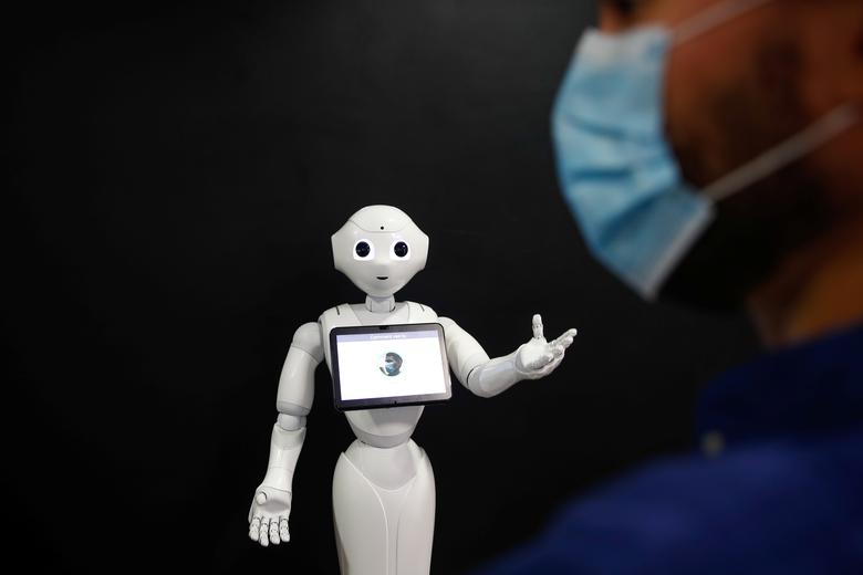 El robot francés Pepper detecta si las personas usan máscaras faciales y, si no, les indica que las usen, se muestra en el desarrollador francés de robótica SoftBank Robotics en París,.