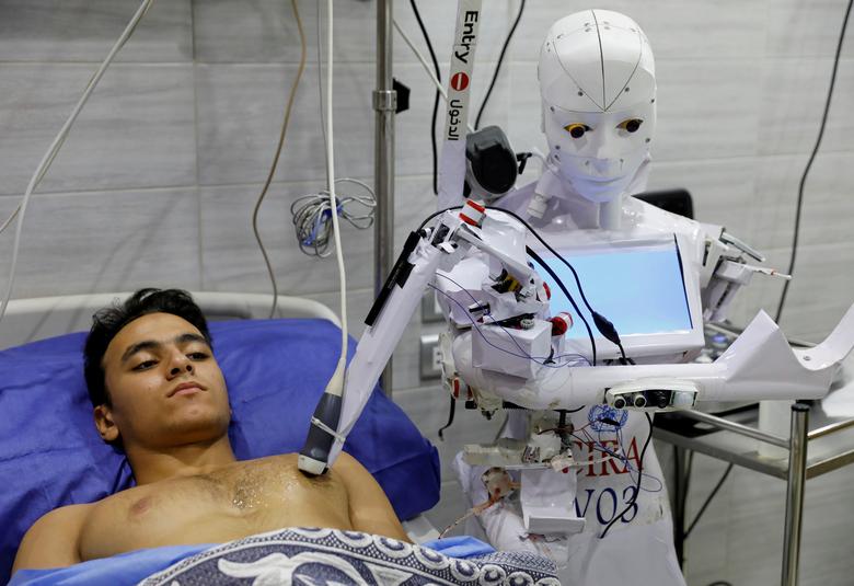 Un voluntario es examinado por Cira 3, un robot a control remoto que realiza pruebas en pacientes sospechosos de coronavirus para limitar la exposición humana al virus en Tanta, Egipto.