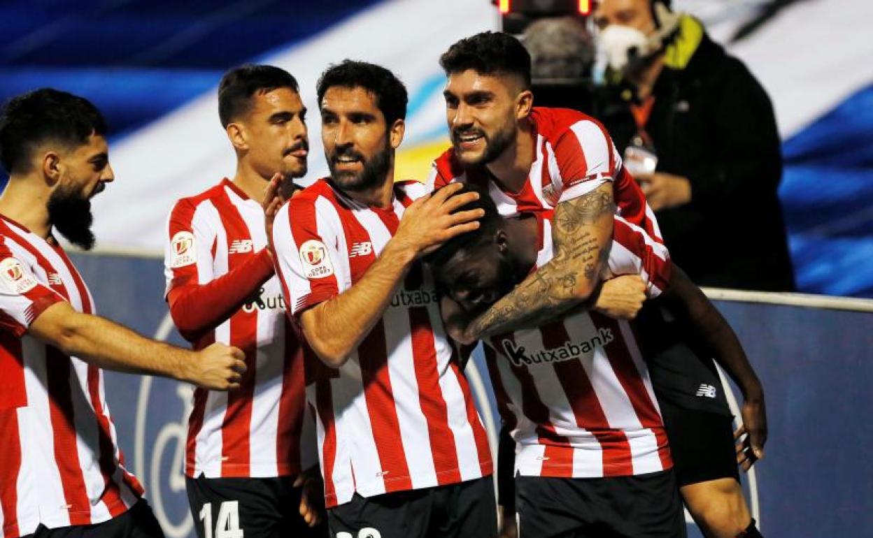 Los jugadores del Athletic celebran el gol de Williams.