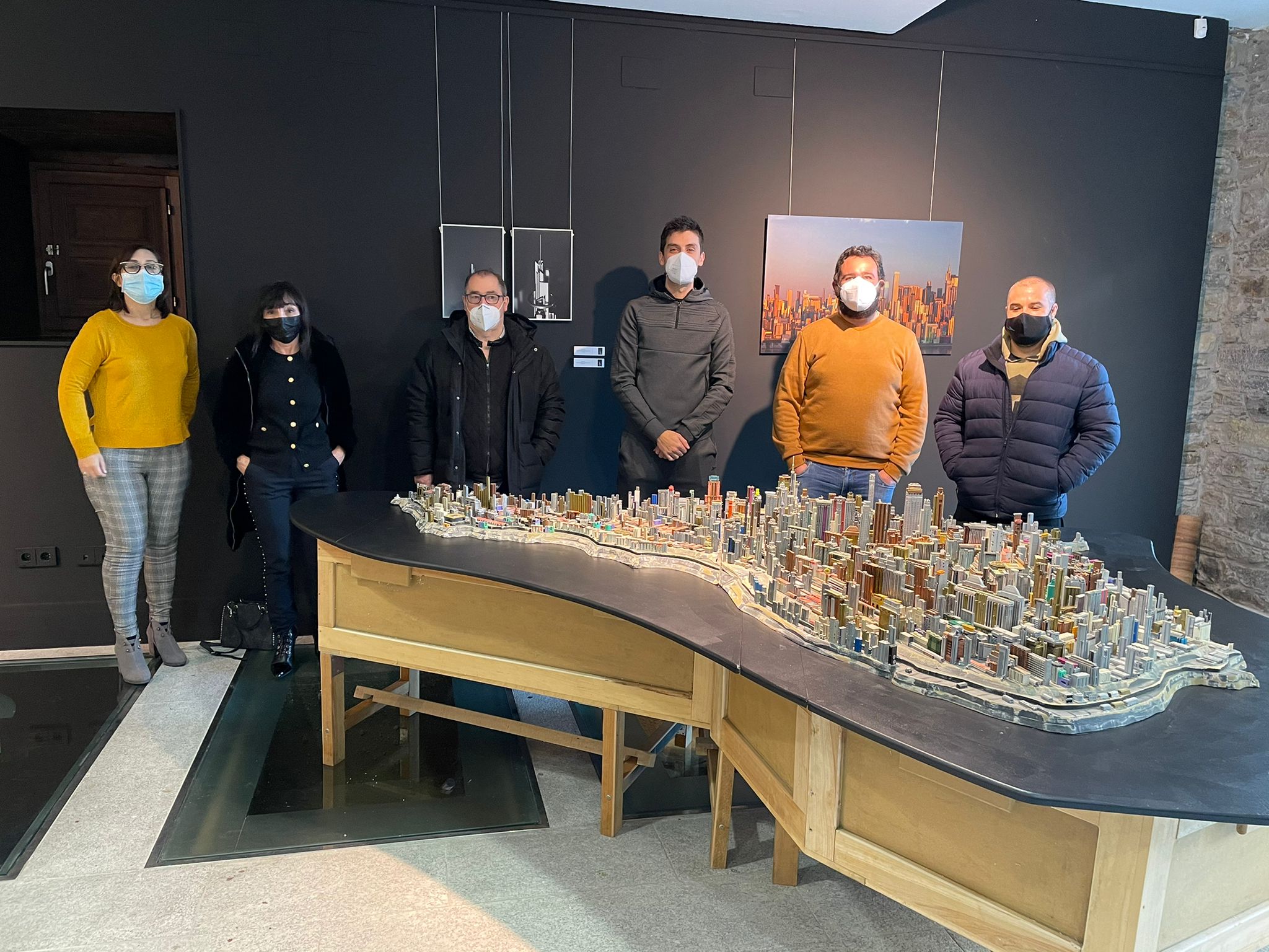 Maqueta elaborada con materiales industriales reciclados