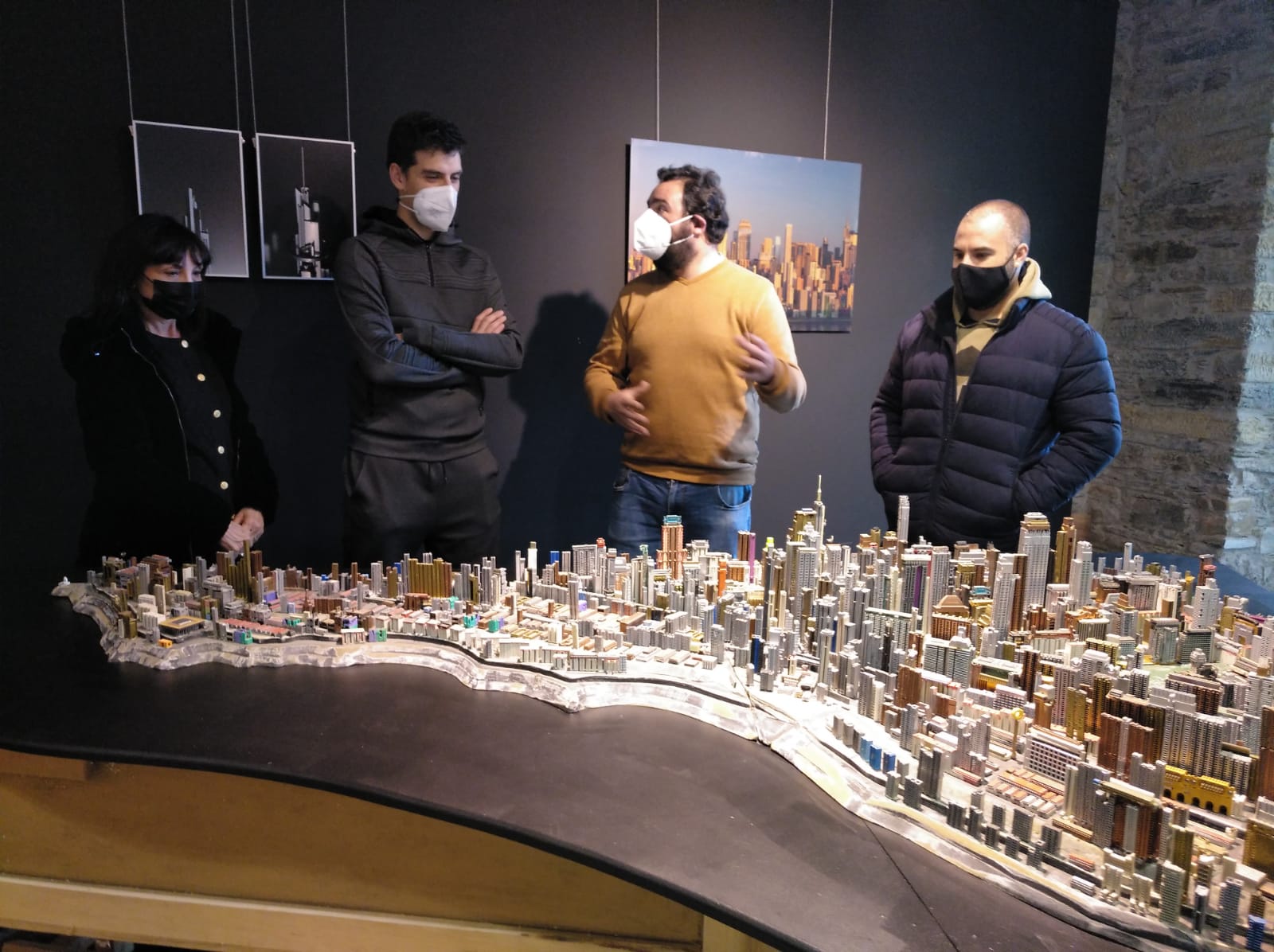 Maqueta elaborada con materiales industriales reciclados