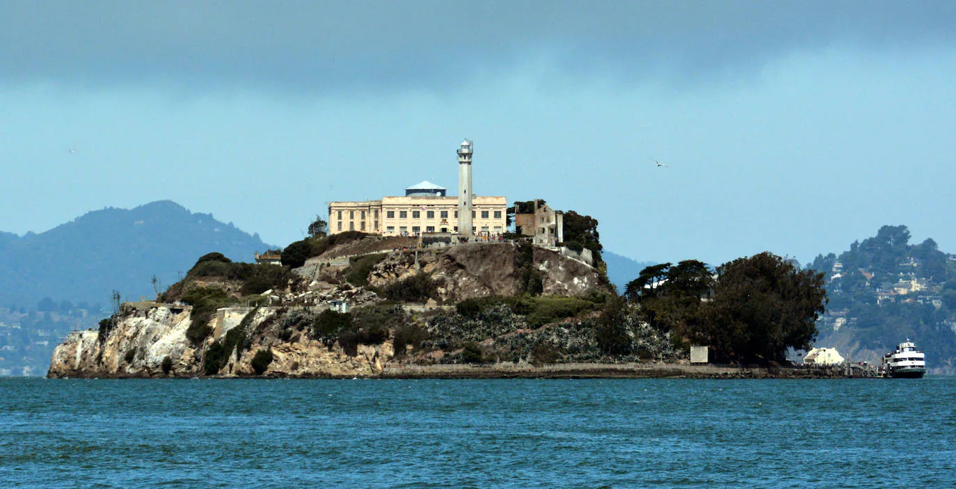 2.- Alcatraz (San Francisco, Estados Unidos) | Alcatraz, isla natural de la bahía de San Francisco es, probablemente, la cárcel más famosa del mundo, aunque solo funcionara como tal durante 29 años (de 1934 a 1963). Alcatraz fue una superprisión, un experimento penitenciario ante el incremento de los crímenes en Estados Unidos tras la Gran Depresión de la década de 1930. En 'La Roca', como también era conocida, estuvieron algunos de los mafiosos más conocidos de la época, como Al Capone o Robert Birdman Stroud. 
