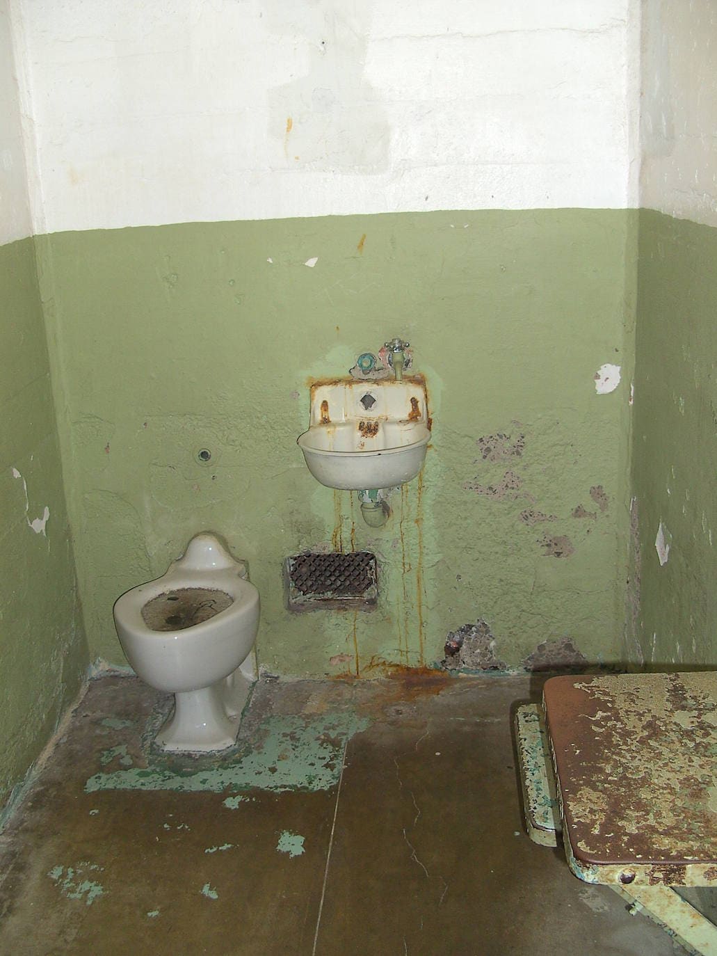 2.- Alcatraz (San Francisco, Estados Unidos) | Alcatraz, isla natural de la bahía de San Francisco es, probablemente, la cárcel más famosa del mundo, aunque solo funcionara como tal durante 29 años (de 1934 a 1963). Alcatraz fue una superprisión, un experimento penitenciario ante el incremento de los crímenes en Estados Unidos tras la Gran Depresión de la década de 1930. En 'La Roca', como también era conocida, estuvieron algunos de los mafiosos más conocidos de la época, como Al Capone o Robert Birdman Stroud.