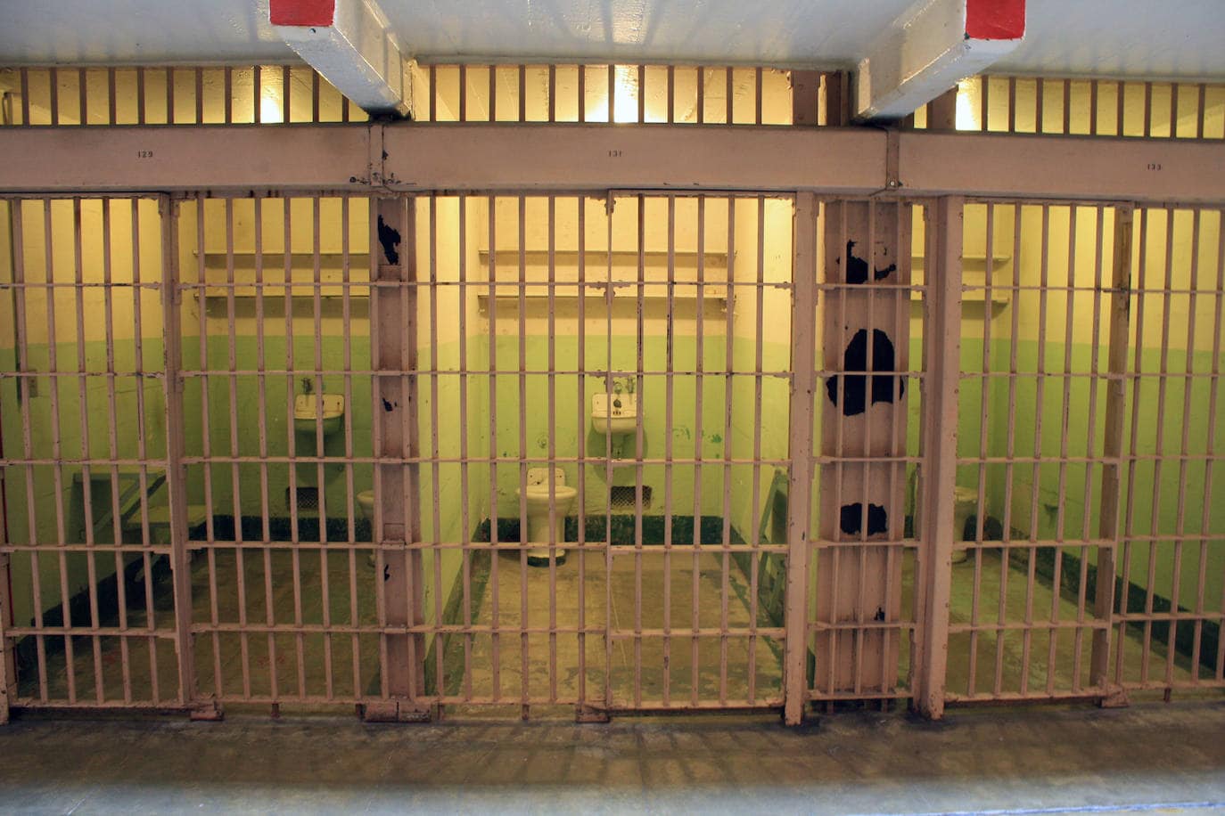 2.- Alcatraz (San Francisco, Estados Unidos) | Alcatraz, isla natural de la bahía de San Francisco es, probablemente, la cárcel más famosa del mundo, aunque solo funcionara como tal durante 29 años (de 1934 a 1963). Alcatraz fue una superprisión, un experimento penitenciario ante el incremento de los crímenes en Estados Unidos tras la Gran Depresión de la década de 1930. En 'La Roca', como también era conocida, estuvieron algunos de los mafiosos más conocidos de la época, como Al Capone o Robert Birdman Stroud.