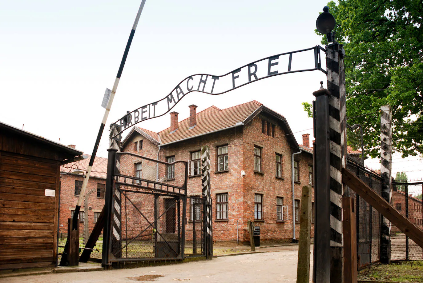 9.- Auschwitz-Birkenau (Oswiecim, Polonia) | El campo de concentración y exterminio de Auschwitz, en Polonia, se convirtió en el mayor centro de exterminio de la historia del nazismo. Bajo la supervisión del cruel Heinrich Himmler fueron encarceladas aproximadamente un millón trescientas mil personas. Murieron un millón cien mil, muchas de ellas judías.