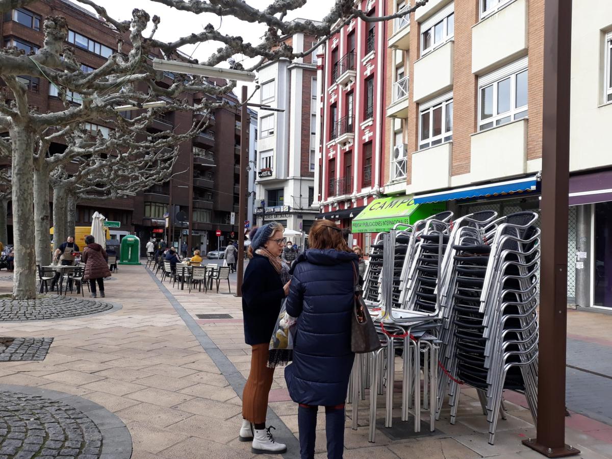 Las terrazas de León se llenan de gente con las altas temparaturas a mediodía de este viernes.