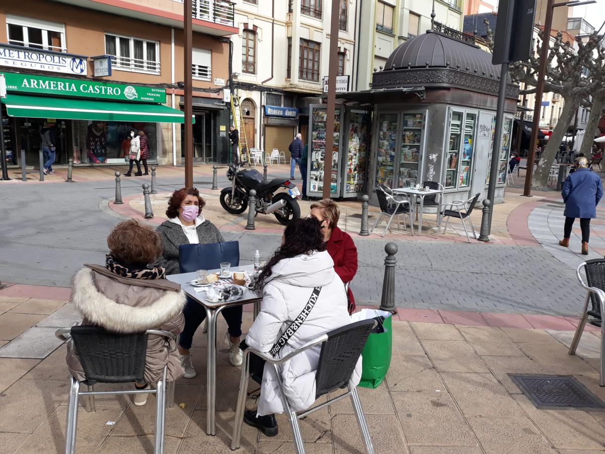 Las terrazas de León se llenan de gente con las altas temparaturas a mediodía de este viernes.