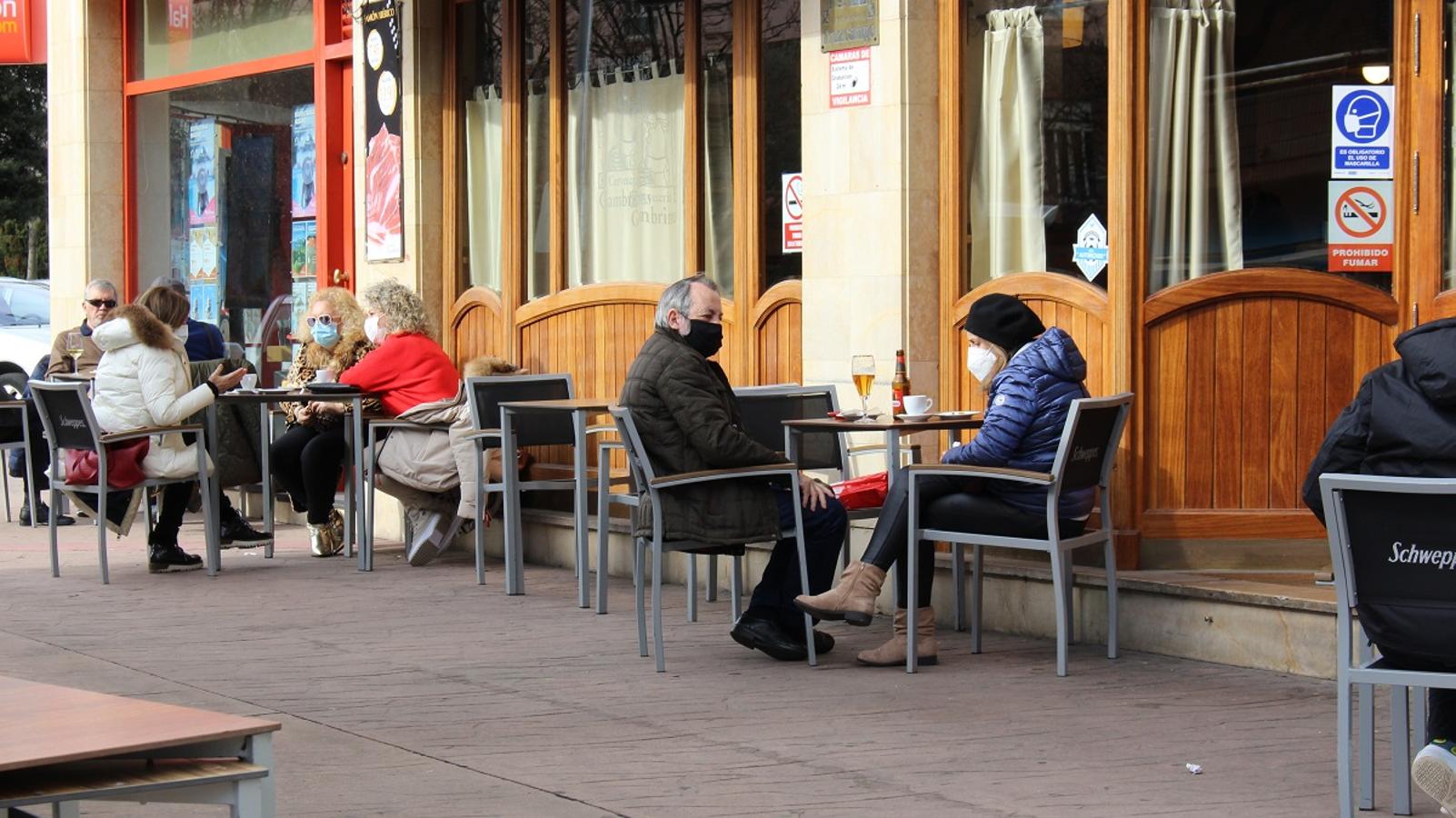 Las terrazas de León se llenan de gente con las altas temparaturas a mediodía de este viernes.