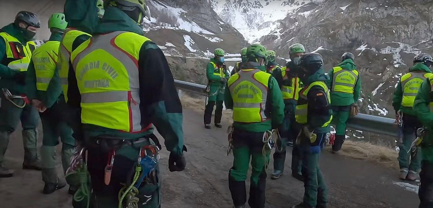 El operativo de la Guardia Civil se vuelca en la zona tras estabilizarse el área | Unidades caninas y Bomberos de Asturias participan en la localización del operario tras acceder de nuevo a la quitanieves.