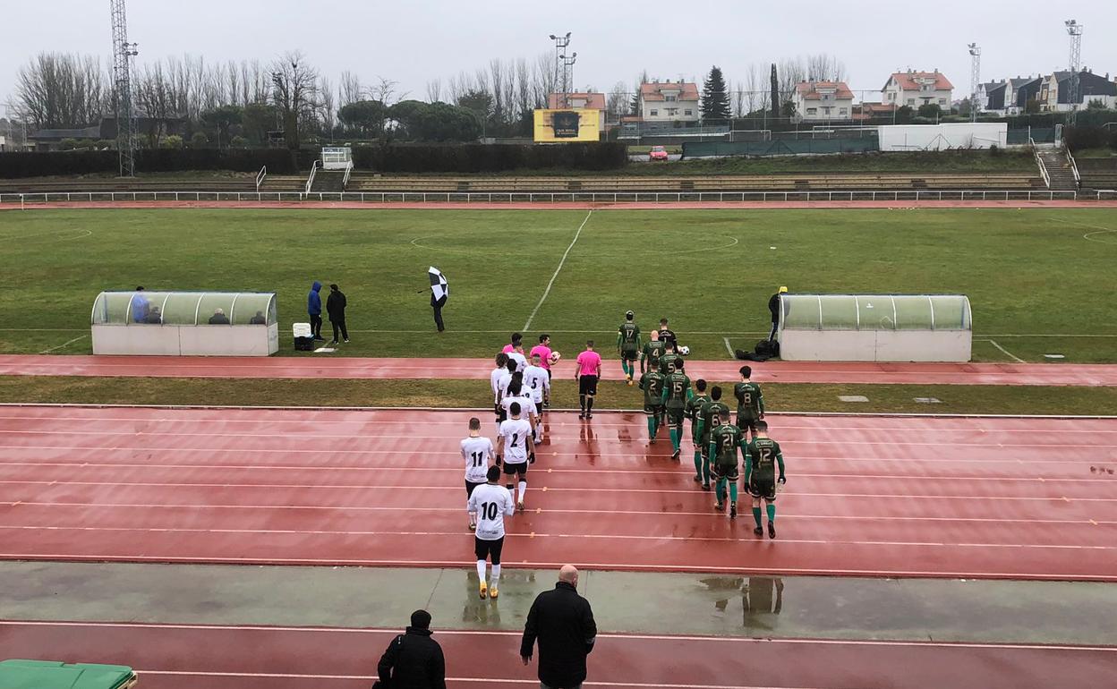 Salida de los equipos al campo de fútbol.