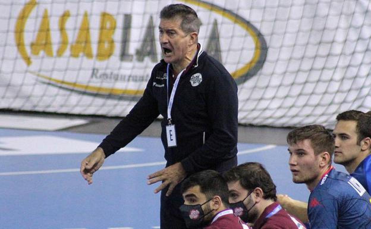 Manolo Cadenas en un partido de esta temporada en León.