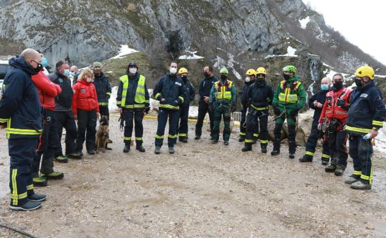 Personal encargado del rescate en la zona del alud.