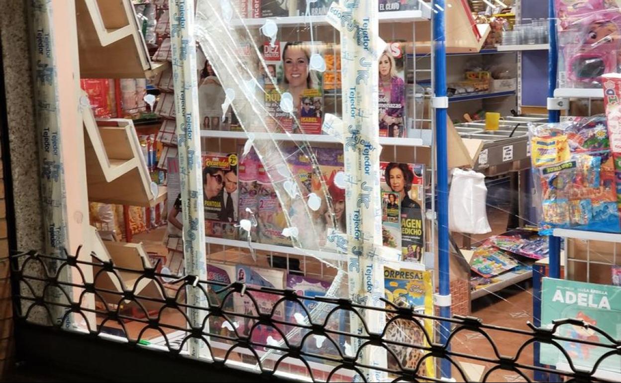 Imagen de la trapa cortada y el cristal fracturado en el 'Kiosco El Sitio' de Eras de Renueva.