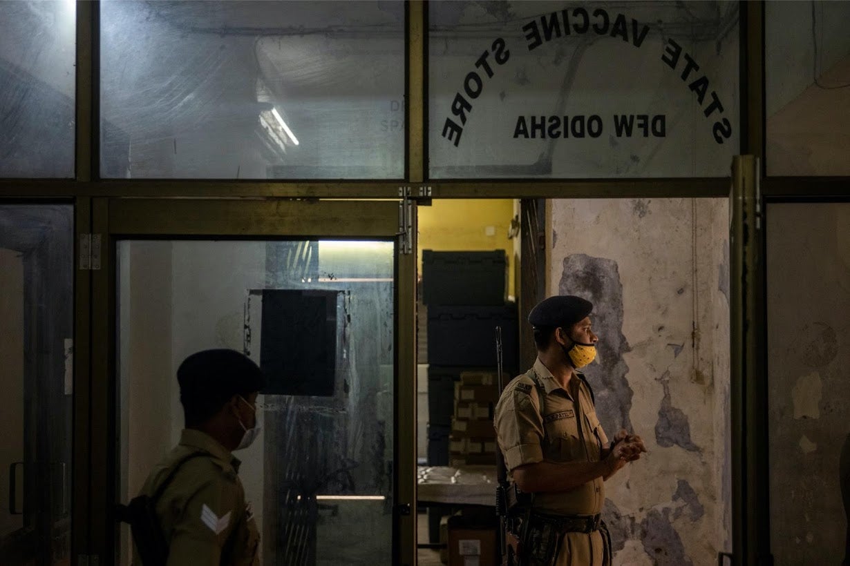 Policías armados montan guardia en la tienda estatal de vacunas en Bhubaneswar.