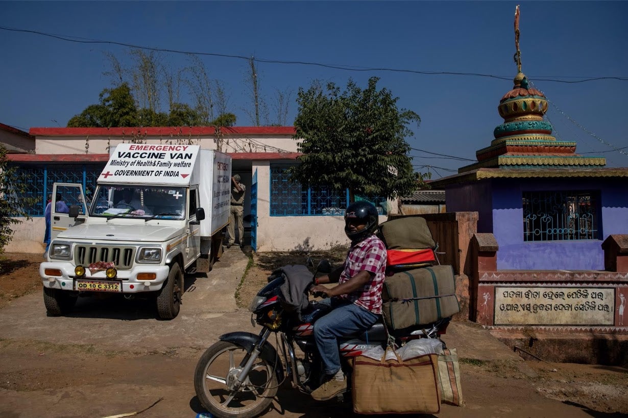 Una camioneta entrega vacunas en el Centro de Salud Comunitario Mathalput en Koraput.