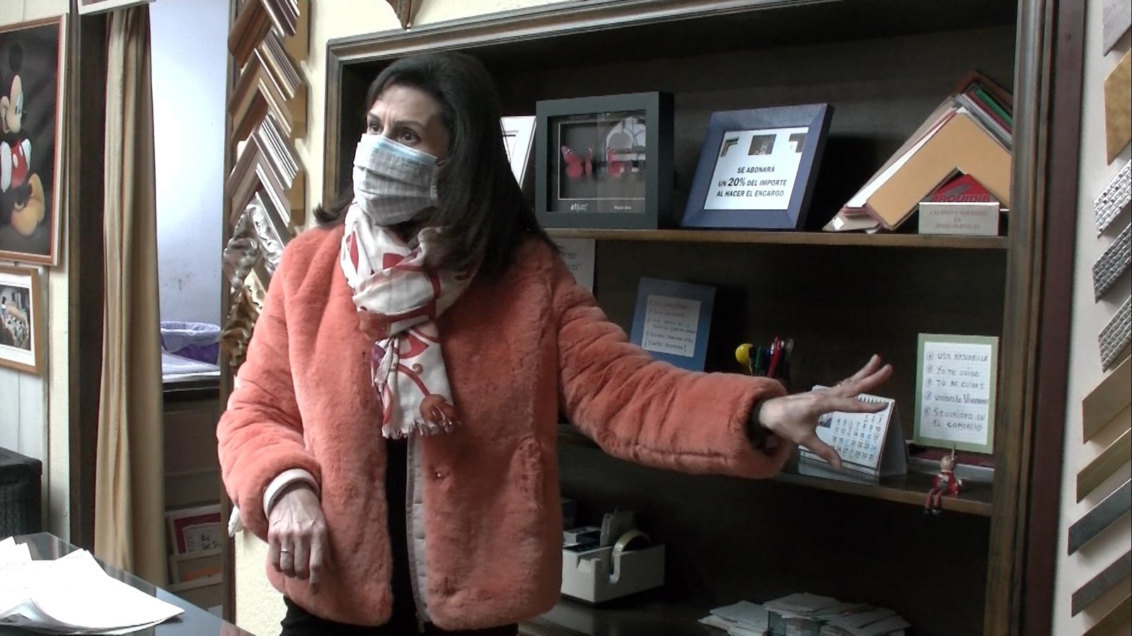 María Juana recopila frases desde 2017 para animar a clientes y peatones que pasan por su tienda.