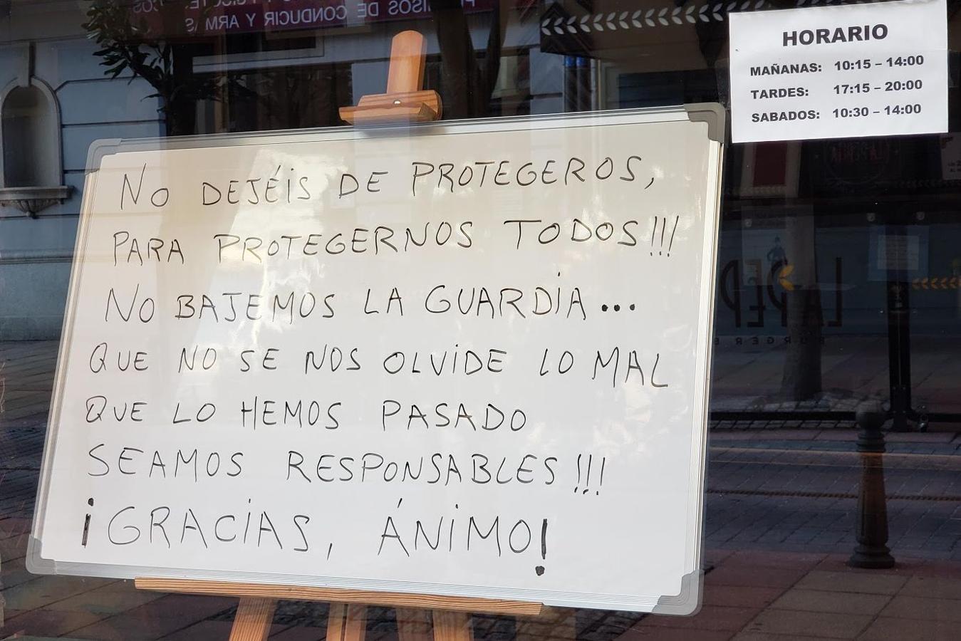 María Juana recopila frases desde 2017 para animar a clientes y peatones que pasan por su tienda.