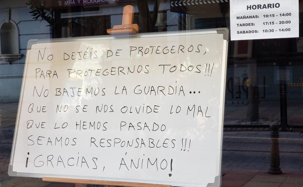 Escaparate de 'La Casa del Marco' con uno de sus mensajes de ánimo. 
