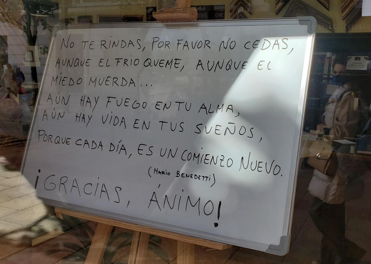 María Juana recopila frases desde 2017 para animar a clientes y peatones que pasan por su tienda.