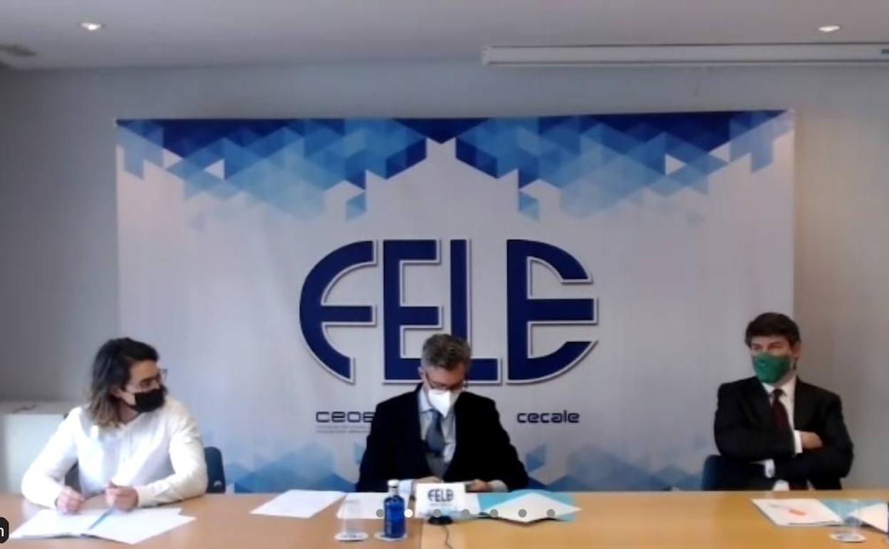 Rueda de prensa telemática desde la sede de Fele; en la imagen: Pdro Fernández, representante del sector de los gimnasios; Javier Cepedano, presidente de Fele; y Mario Centeno, de Padel Park León.